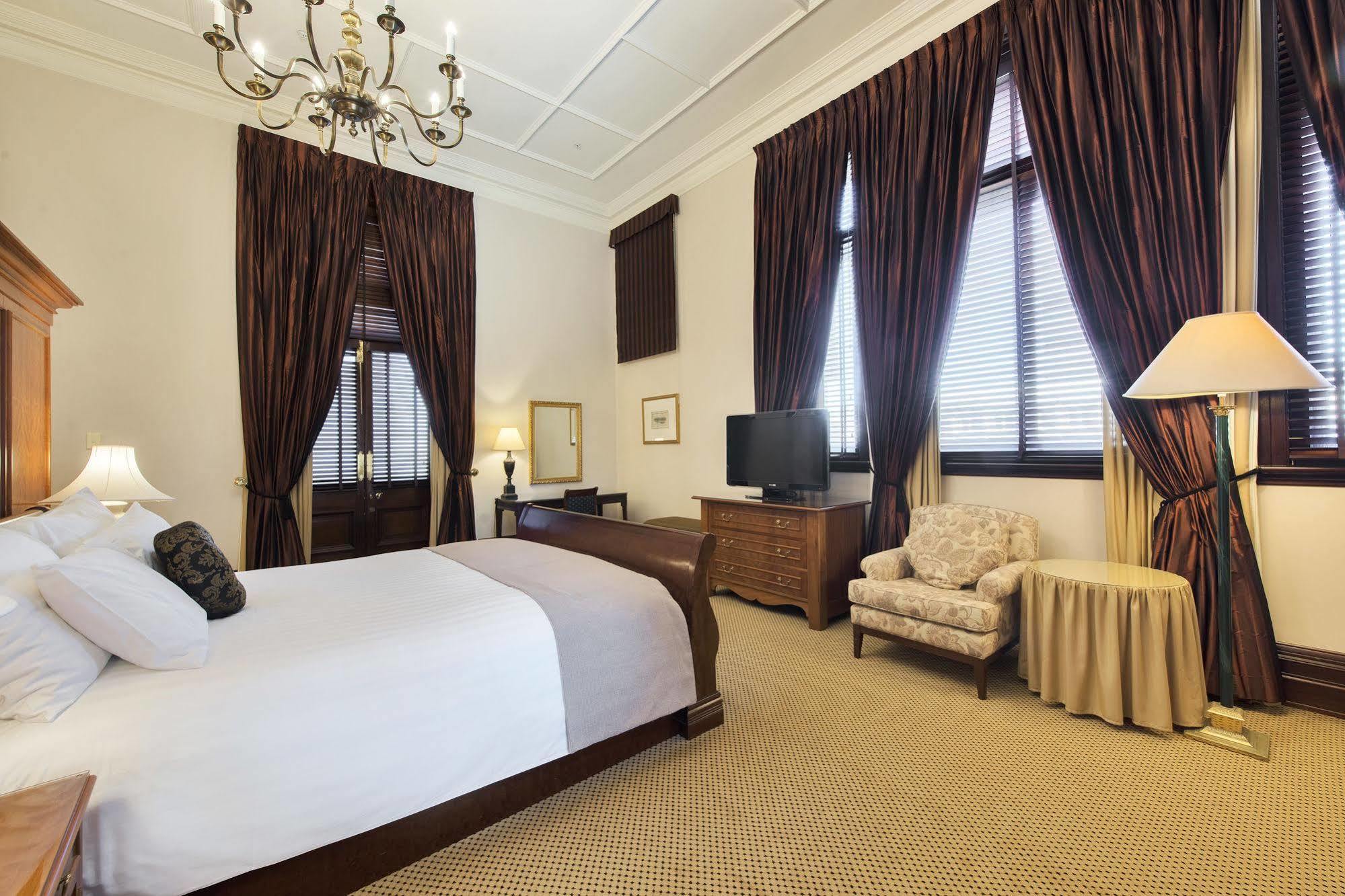 Treasury Hotel 5*